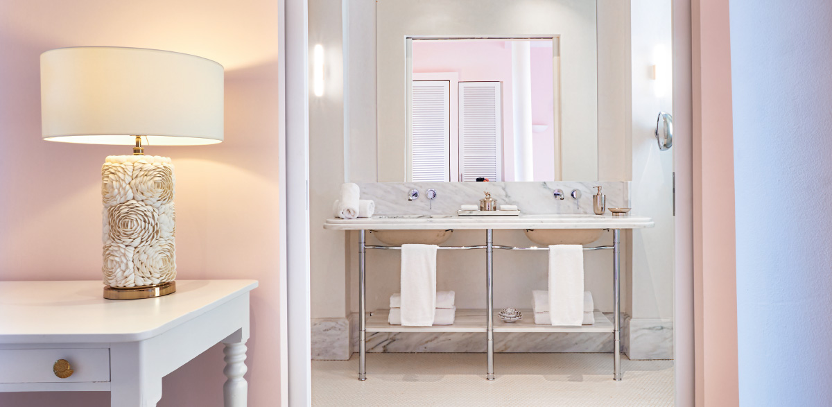 04-bathroom-of-luxury-guestroom-sea-view-mandola-rosa